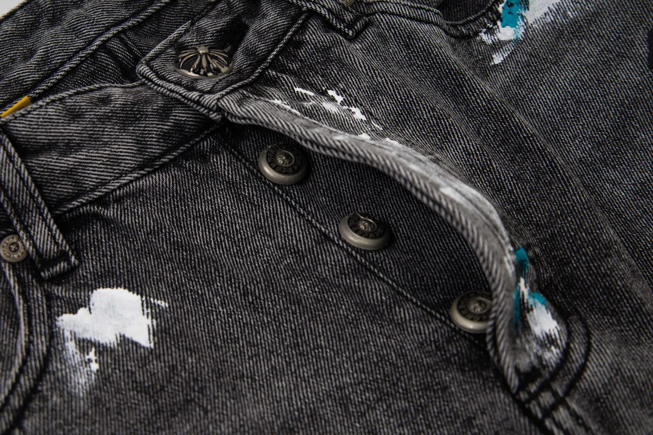 💰330 Top Version GALLERY DEPT & Chrome Hearts Chrome Hearts co-branded large logo blue, yellow, black and white multi-color spliced ​​washed jeans, truly restores the ultimate vintage texture, three-dimensional version, loose and comfortable, not picky about the figure, taller and slimmer, large factory Seiko, original factory quality control, same style for men and women, can be matched with couples, versatile recommendation, must-have jeans for all seasons, fashionable people have been disappointed. From the quality selection of fabrics, the tailoring of details, and the matching of patterns, they are all impeccable! The upper body is so handsome when worn...it can be easily worn by men, women and children! The craftsmanship is made of heavy-duty washed pure cotton denim fabric. After washing, it is soft and thick. It is very stylish when worn on the body. Style number: 1788# Color: black Size: 28 30 32 34 36